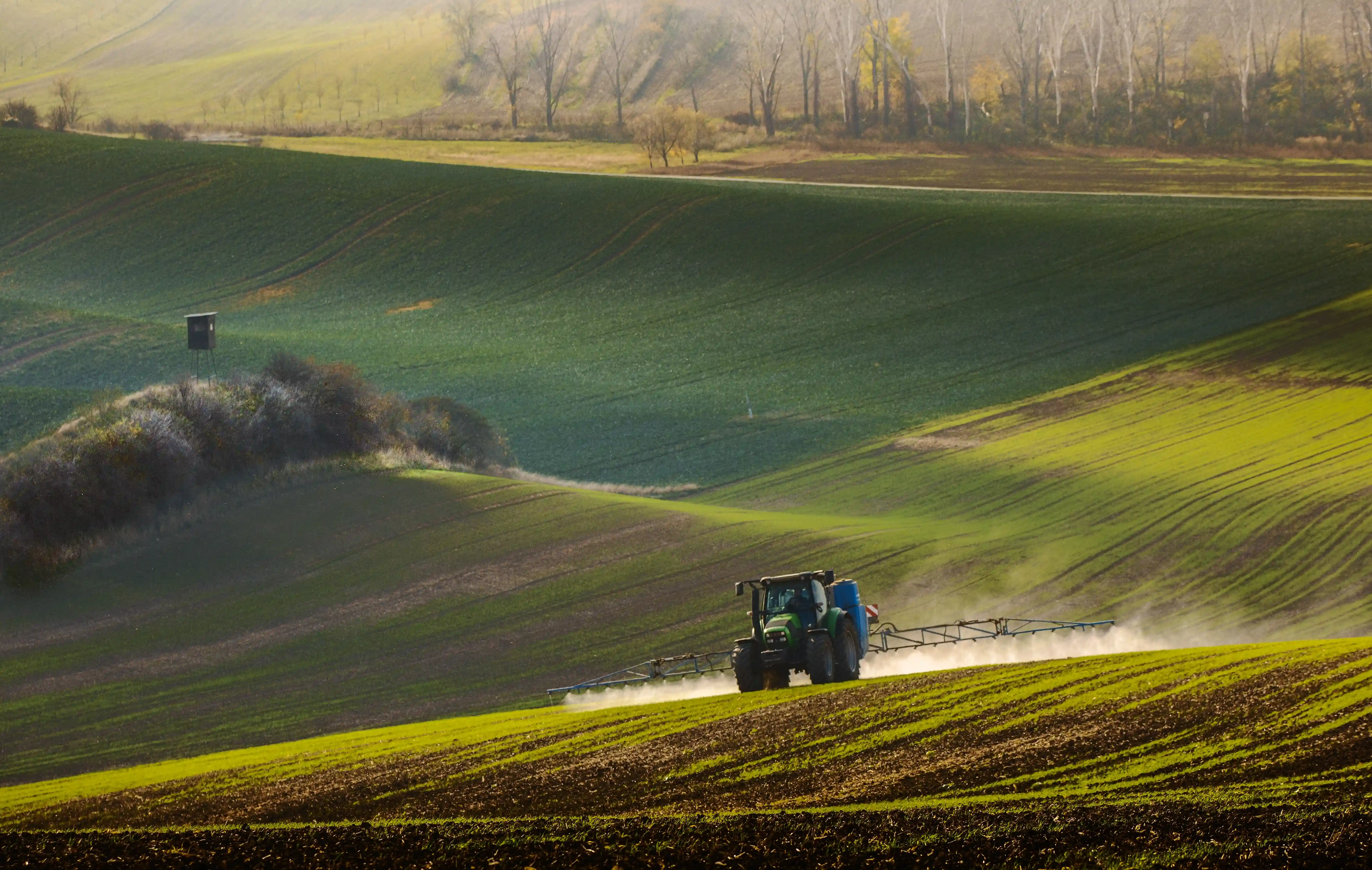 traktor_práce_na_poli